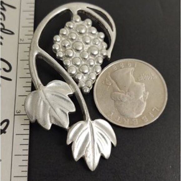 Lovell Designs Signed Grapes On The Vine Pewter Brooch. - Picture 3 of 5